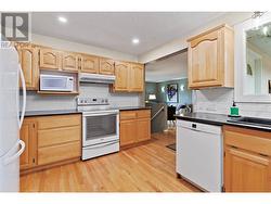 Lovely bright kitchen with appliances all in good condition - 