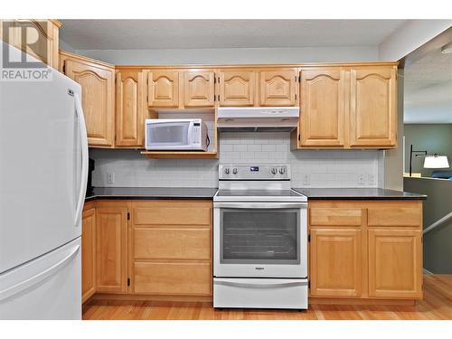 1631 60 Street Ne, Salmon Arm, BC - Indoor Photo Showing Kitchen