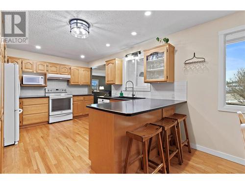 Breakfast Bar / Peninsula - 1631 60 Street Ne, Salmon Arm, BC - Indoor Photo Showing Kitchen