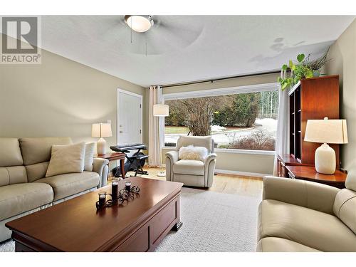 1631 60 Street Ne, Salmon Arm, BC - Indoor Photo Showing Living Room