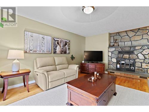 1631 60 Street Ne, Salmon Arm, BC - Indoor Photo Showing Living Room