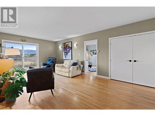 1631 60 Street Ne, Salmon Arm, BC - Indoor Photo Showing Living Room