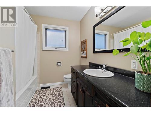 Full 4-Piece Bath on Main Level (Floor 2) - 1631 60 Street Ne, Salmon Arm, BC - Indoor Photo Showing Bathroom