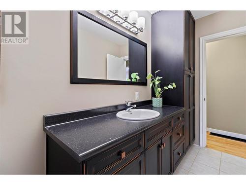 1631 60 Street Ne, Salmon Arm, BC - Indoor Photo Showing Bathroom