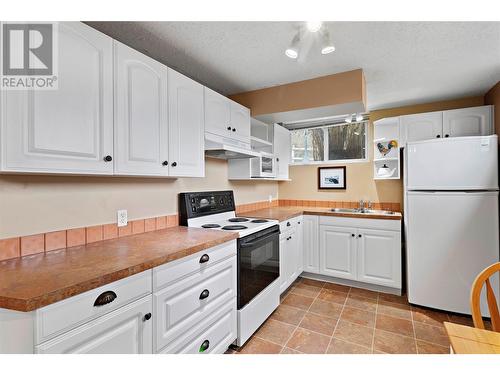 Studio Suite - Kitchen (no dishwasher) - 1631 60 Street Ne, Salmon Arm, BC - Indoor Photo Showing Kitchen With Double Sink