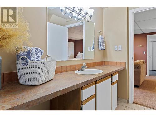 Studio Suite - 3-piece bathroom with laundry (washer/dryer) - 1631 60 Street Ne, Salmon Arm, BC - Indoor Photo Showing Bathroom