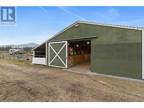 Large 6 stall barn (30'6""x50'6) with tack up area - 1631 60 Street Ne, Salmon Arm, BC - Outdoor