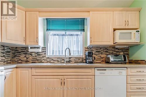 7724 Cortina Crescent, Niagara Falls (Ascot), ON - Indoor Photo Showing Kitchen With Double Sink