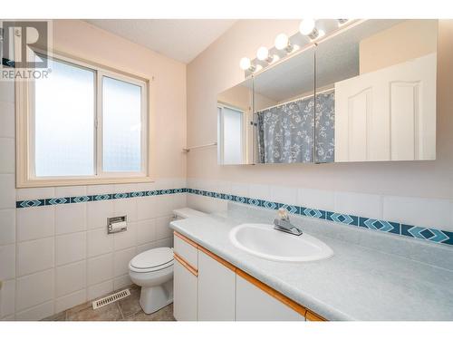 Main 4 piece bathroom upstairs - 1251 Ortt Place, Kelowna, BC - Indoor Photo Showing Bathroom