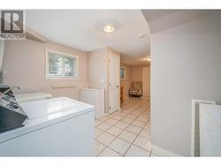 Laundry room w/flex space leading to garage - 