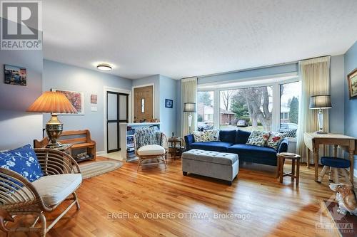 2368 Drury Lane, Ottawa, ON - Indoor Photo Showing Living Room