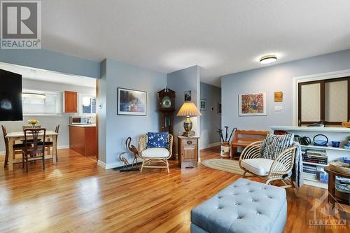 2368 Drury Lane, Ottawa, ON - Indoor Photo Showing Living Room