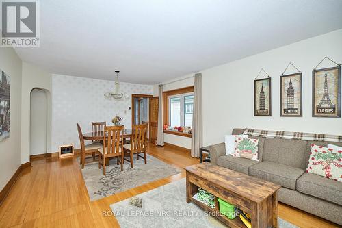 83 Woodland Avenue, St. Catharines (451 - Downtown), ON - Indoor Photo Showing Living Room