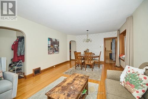 83 Woodland Avenue, St. Catharines (451 - Downtown), ON - Indoor Photo Showing Living Room