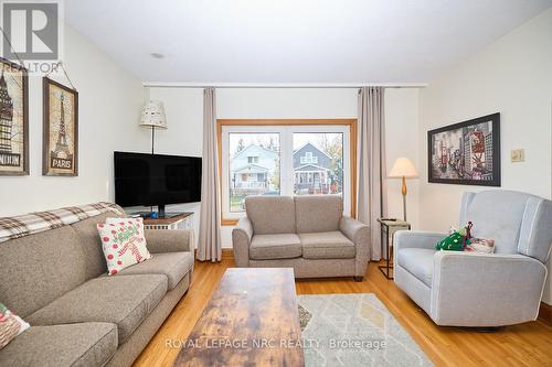 83 Woodland Avenue, St. Catharines (451 - Downtown), ON - Indoor Photo Showing Living Room