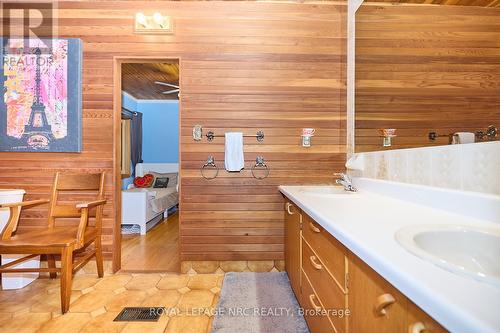 83 Woodland Avenue, St. Catharines (451 - Downtown), ON - Indoor Photo Showing Bathroom