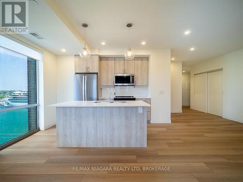 705 - 118 West Street, Port Colborne (Sugarloaf), ON - Indoor Photo Showing Kitchen With Upgraded Kitchen