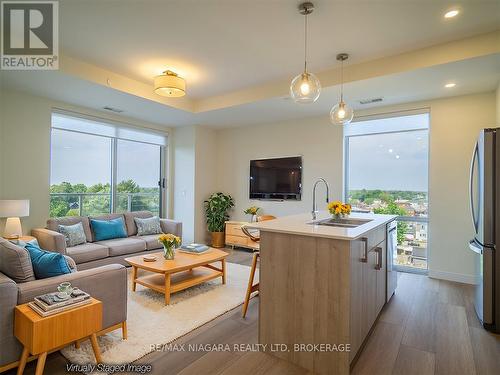 705 - 118 West Street, Port Colborne (Sugarloaf), ON - Indoor Photo Showing Living Room