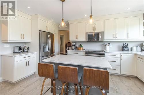 38 Banburry Crescent, Grimsby, ON - Indoor Photo Showing Kitchen With Upgraded Kitchen