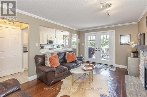 38 Banburry Crescent, Grimsby, ON - Indoor Photo Showing Living Room