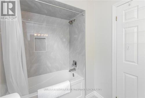 38 Banburry Crescent, Grimsby, ON - Indoor Photo Showing Bathroom