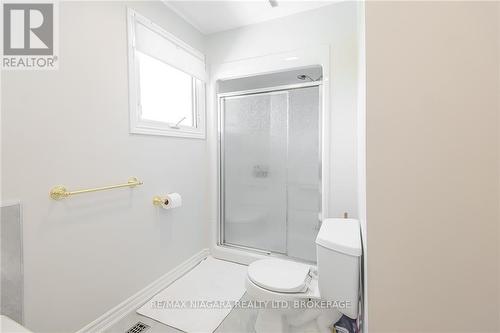 38 Banburry Crescent, Grimsby, ON - Indoor Photo Showing Bathroom