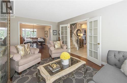 38 Banburry Crescent, Grimsby, ON - Indoor Photo Showing Living Room