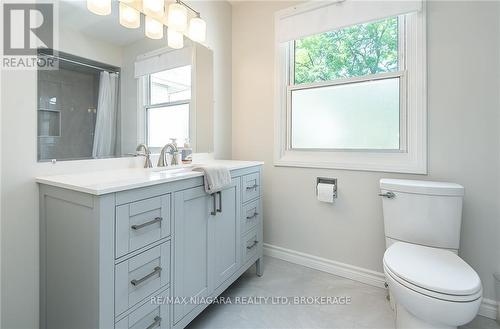 38 Banburry Crescent, Grimsby, ON - Indoor Photo Showing Bathroom