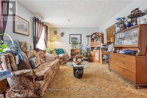 9 Juniper Place, Lambton Shores (Forest), ON - Indoor Photo Showing Living Room