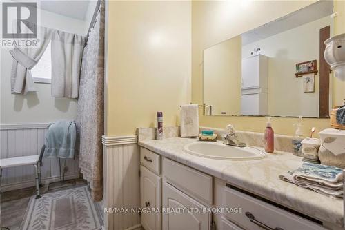 9 Juniper Place, Lambton Shores (Forest), ON - Indoor Photo Showing Bathroom