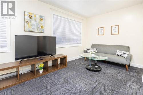 462 Bronson Avenue Unit#1, Ottawa, ON - Indoor Photo Showing Living Room