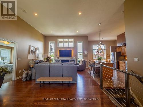 20219 Youngs Road S, Wainfleet, ON - Indoor Photo Showing Living Room