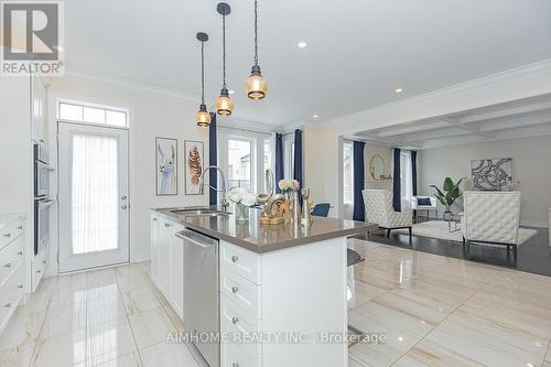 59 Frederick Pearson Street, East Gwillimbury, ON - Indoor Photo Showing Kitchen