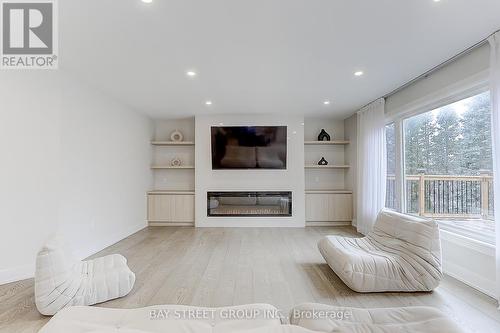 955 Portminster Court, Newmarket, ON - Indoor Photo Showing Living Room With Fireplace