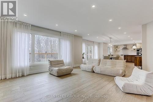 955 Portminster Court, Newmarket, ON - Indoor Photo Showing Living Room