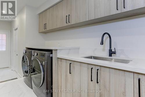 955 Portminster Court, Newmarket, ON - Indoor Photo Showing Laundry Room