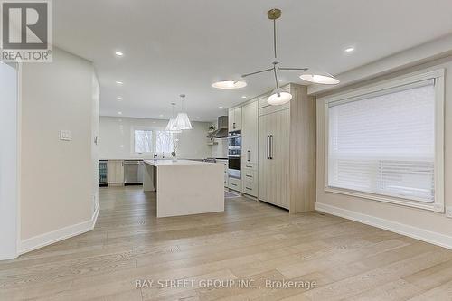 955 Portminster Court, Newmarket, ON - Indoor Photo Showing Kitchen