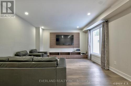 106 Wesley Street, Newmarket, ON - Indoor Photo Showing Living Room