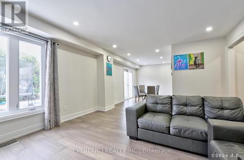 106 Wesley Street, Newmarket, ON - Indoor Photo Showing Living Room