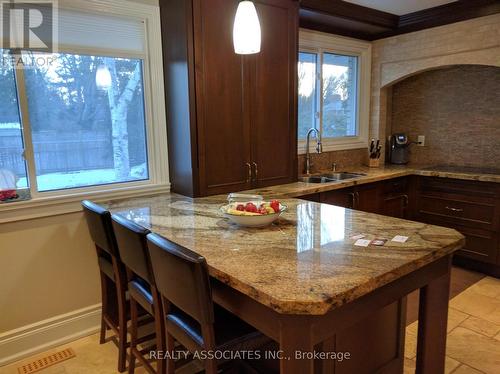 1654 Stonehaven Drive, Mississauga, ON - Indoor Photo Showing Kitchen With Double Sink