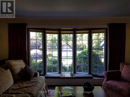 1654 Stonehaven Drive, Mississauga, ON - Indoor Photo Showing Living Room