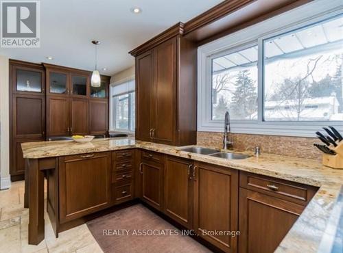 1654 Stonehaven Drive, Mississauga, ON - Indoor Photo Showing Kitchen With Double Sink