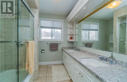 1654 Stonehaven Drive, Mississauga, ON - Indoor Photo Showing Bathroom