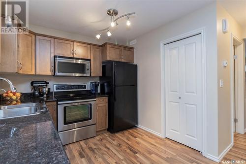 512 303 Slimmon Place, Saskatoon, SK - Indoor Photo Showing Kitchen With Double Sink