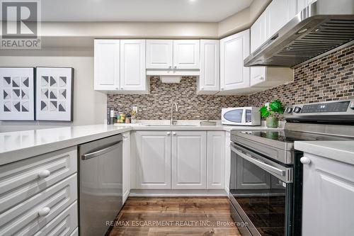 810 Shepherd Place, Milton, ON - Indoor Photo Showing Kitchen With Upgraded Kitchen