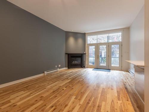 Salon - 1-1060 Rue Ste-Élisabeth, Montréal (Ville-Marie), QC - Indoor Photo Showing Living Room With Fireplace