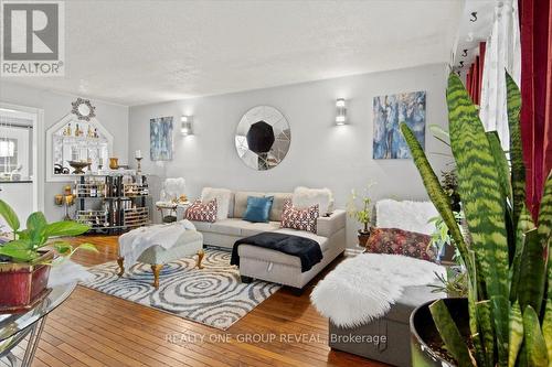 578 Lakeview Avenue, Oshawa, ON - Indoor Photo Showing Living Room