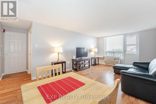 512 - 6720 Glen Erin Drive, Mississauga, ON - Indoor Photo Showing Living Room