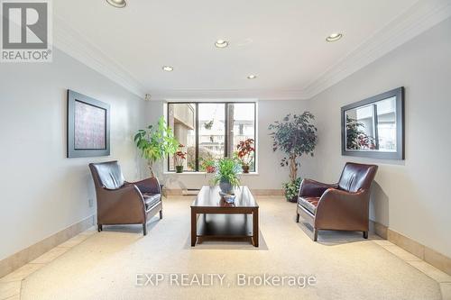 512 - 6720 Glen Erin Drive, Mississauga, ON - Indoor Photo Showing Living Room