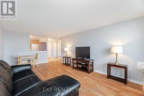 512 - 6720 Glen Erin Drive, Mississauga, ON - Indoor Photo Showing Living Room